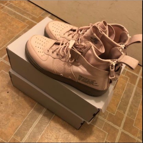 Nike Womens WMNS SF Air Force 1 Mid 'Siltstone Red'
Sneakers/Shoes Size 10 - Picture 1 of 3